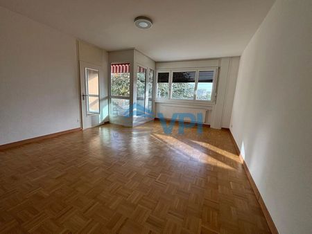 Bright 4-room apartment on 4th floor with balcony and parking in Meyrin - Photo 2