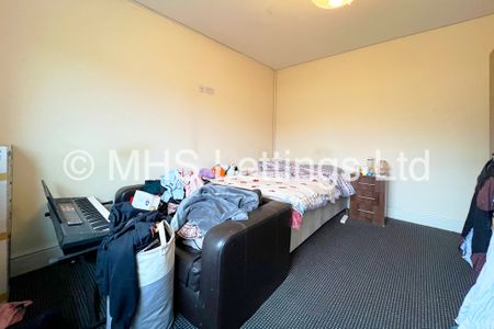 4 Bedroom Semi-Detached House for rent in Dennistead Crescent - Photo 2