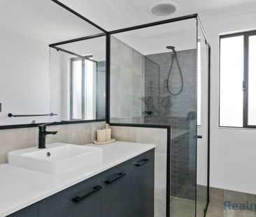 5 Bedroom Home Close to Stunning Beaches! - Photo 3