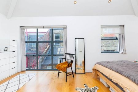 Large studio space with balcony and roof terrace in the heart of Bethnal Green - Photo 2