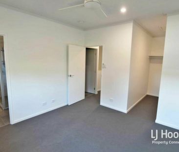 STUNNING TOWNHOUSE. OUTSTANDING LOCATION - Photo 6