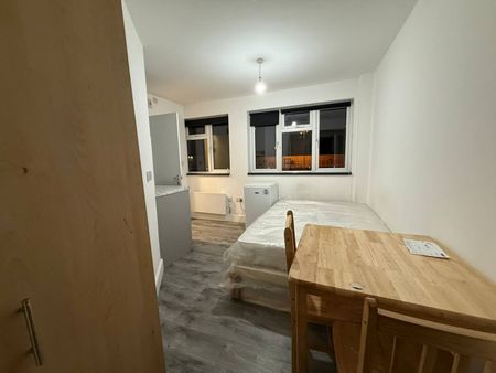 Bedsit close to ilford station-880 - Photo 3