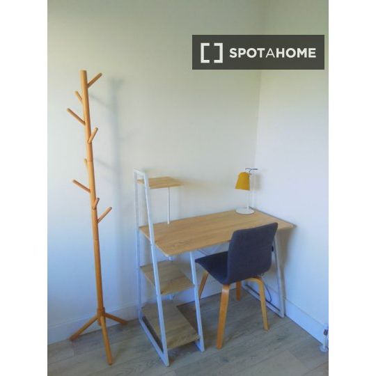 Room in shared flat for rent in Blackrock, Dublin - Photo 1