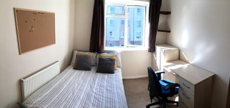 House - Terraced For Rent Blossom Square, Portsmouth - Photo 2