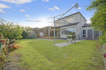 Modern 4-Bedroom Beauty in Wiri - Photo 2