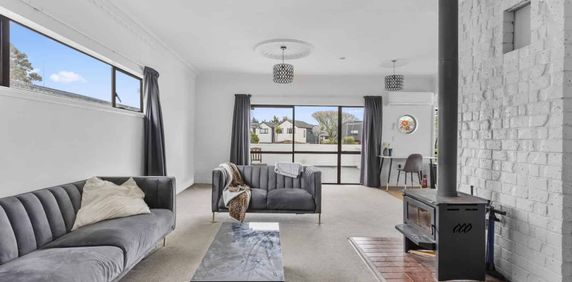 Spacious three bedroom home, central location - Photo 2