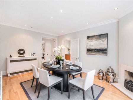 A beautiful four bedroom mews house boasting a private patio and double garage, located in the heart of Belgravia. - Photo 2