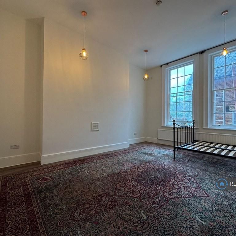 1 bedroom in a flat share to rent - Photo 1