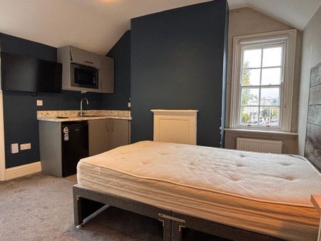 1 bedroom in a house share to rent - Photo 2