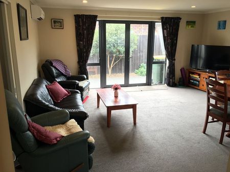 Prime Family Home in Quiet Street – Solar-Powered - Photo 2