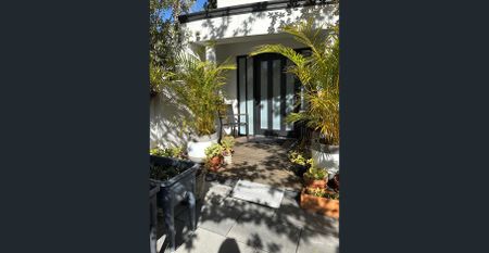 STUNNING 3 BR TOWNHOUSE WITH SINGLE GGE IN HEART OF NORTH ADELAIDE - Photo 2