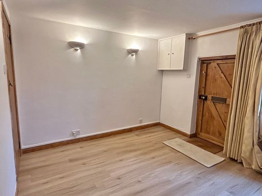 2 bedroom Delightful Two Bedroom Cottage to rent - Photo 1