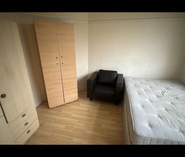 3 Bed Semi-Detached House, Huxley Drive, RM6 - Photo 2