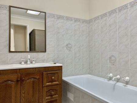 Spacious Villa with Fenced Courtyard - Photo 4