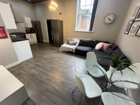 1 bedroom in a house share to rent - Photo 2