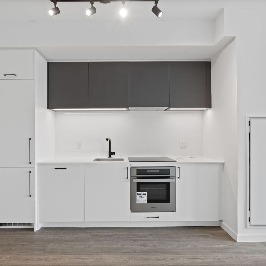 For Lease - 689 The Queensway N/A Unit# 216, Toronto, Ontario - Photo 1