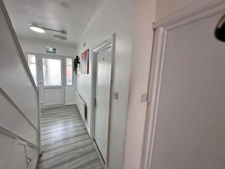 1 bedroom in a house share to rent - Photo 3