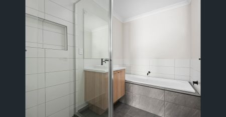 GORGEOUS THREE BEDROOM TOWNHOUSE - Photo 5