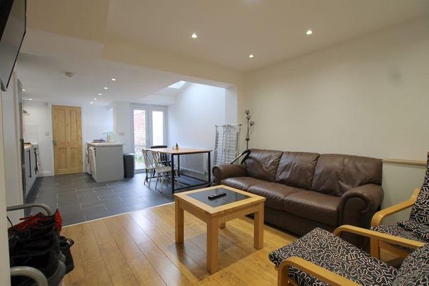 4 bedroom terraced house to rent - Photo 1