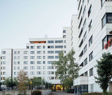 Renovierungsbedarf trifft auf Natur: 1-Zimmer Wohnung mit Blick ins... - Photo 1