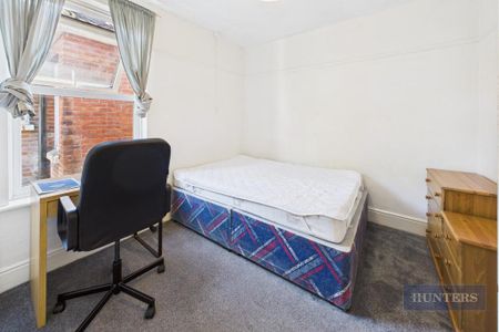 4 bedroom semi-detached house to rent - Photo 4