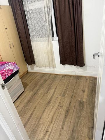 3 bedroom flat to rent - Photo 4