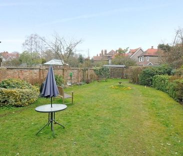 A particularly large converted studio apartment with direct garden ... - Photo 2