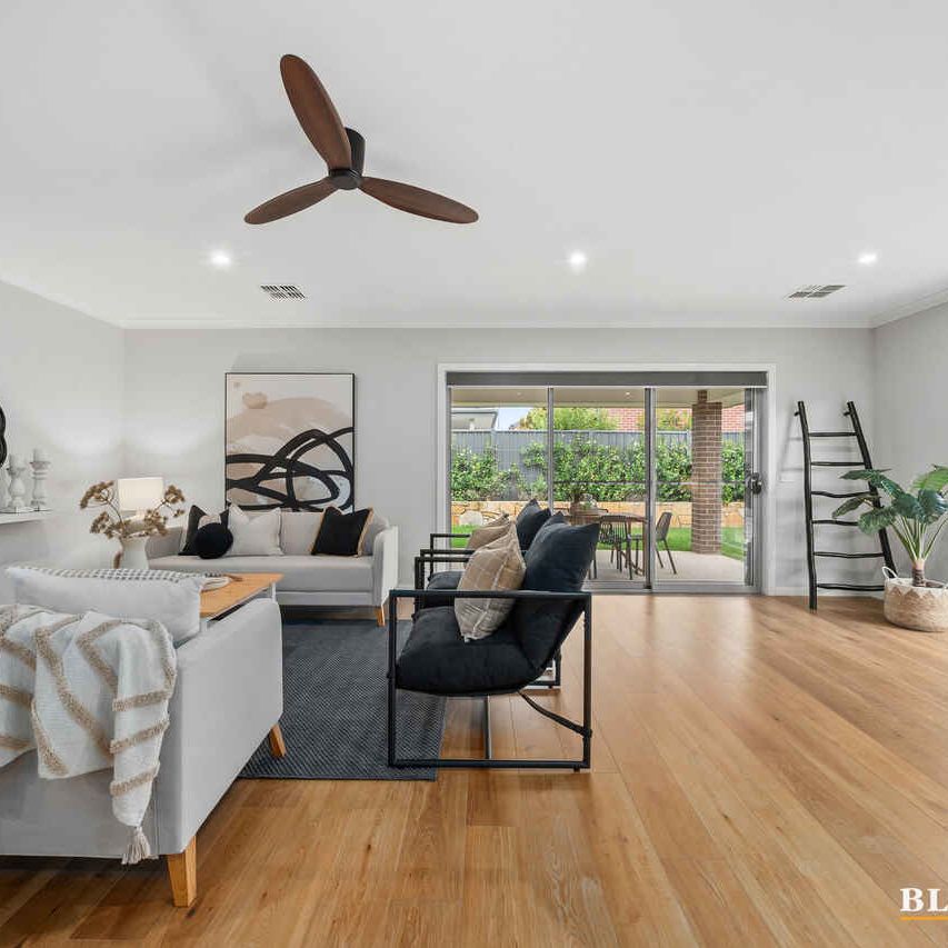 Sundrenched, north-facing family room - Photo 1