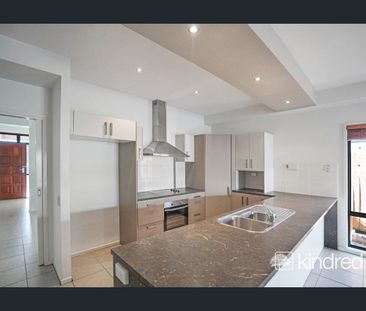 4-Bedroom Modern Home with Inground Pool - In Central Location - Photo 4