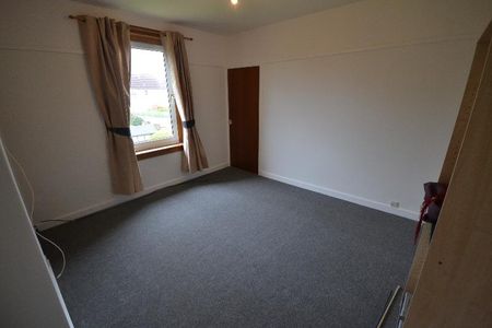 3 bedroom flat to rent - Photo 3