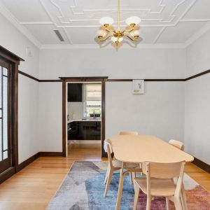 Freshly Renovated two bedroom Art Deco apartment - Photo 2