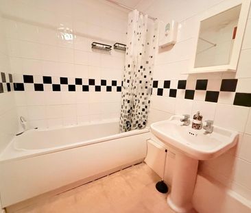 Chudleigh Court, Farnborough, Hampshire, GU14 - Photo 6