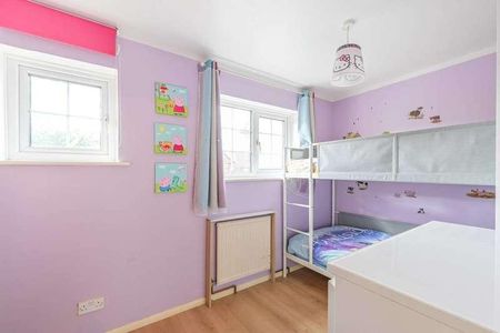 Emerald Close, Beckton, E16 - Photo 2