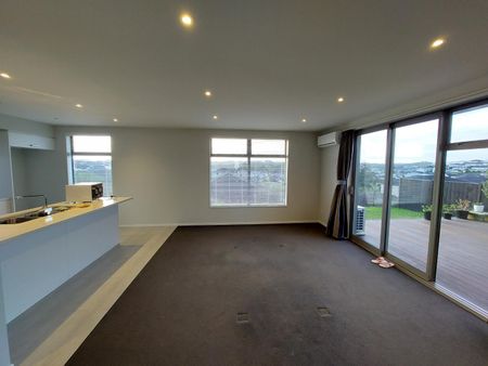Spacious family Home in Millwater - Photo 2