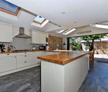 An immaculate family home with beautiful rear kitchen extension in ... - Photo 1