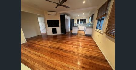 Executive Residence in a Prime Location – Wishart State High and Mansfield State High Catchment! - Photo 3