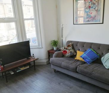 2 Bed Flat, Mabley Street, E9 - Photo 2