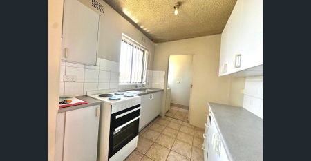 !! 1st floor unit – bedrooms will have brand new carpet !! - Photo 3