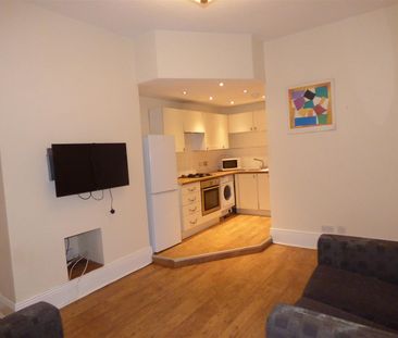 2 bed flat to rent in Warton Terrace, Heaton - Photo 1