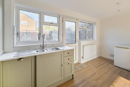 3 bedroom terraced house to rent - Photo 2