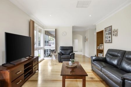 Immaculate Family Home on 712m² (Approx.) in a Prime Location for lease! - Photo 2