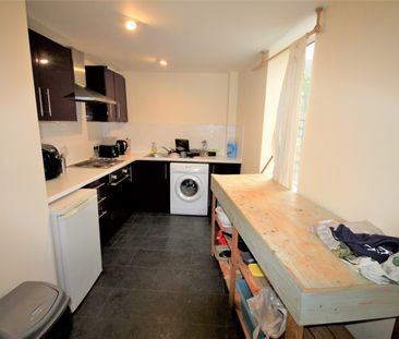 Dene House Court, Near University, LEEDS - Photo 2