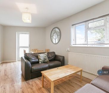 4 bedroom flat to rent - Photo 1