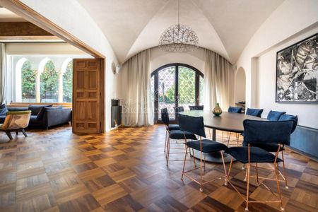Impressive Mediterranean Mansion With Garden Ideal for Diplomats, Downtown - Photo 5