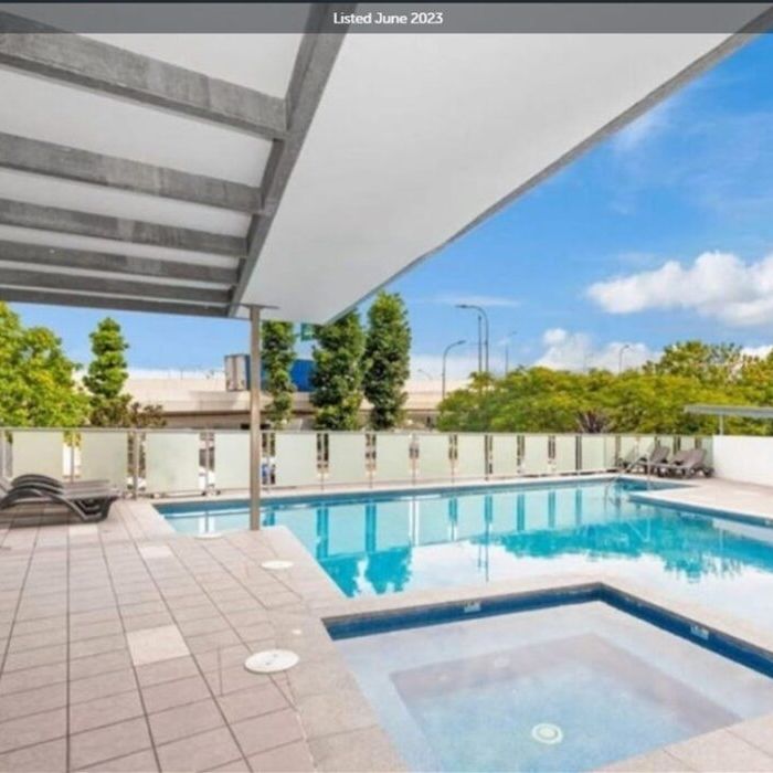 Fully Furnished Three Bedroom Unit with 2 secure car spaces - BE QUICK - Photo 1