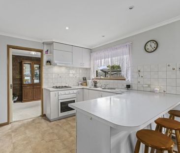 8 Monash Court, Whittington - Photo 5