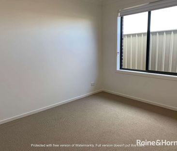 Four bedroom home in prime location! - Photo 1