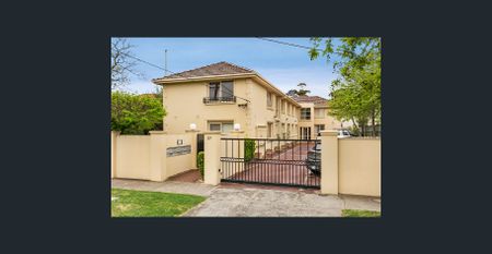 Close to everything you need - Photo 3