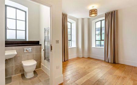 Luxury two-bedroom apartment in prime location near the station - Photo 4