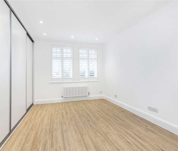 A lovely two bedroom, two bathroom apartment presented in immaculat... - Photo 4